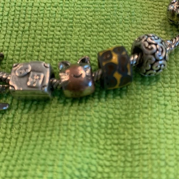 PANDORA bracelets with 8 varied charms. - Picture 3 of 5